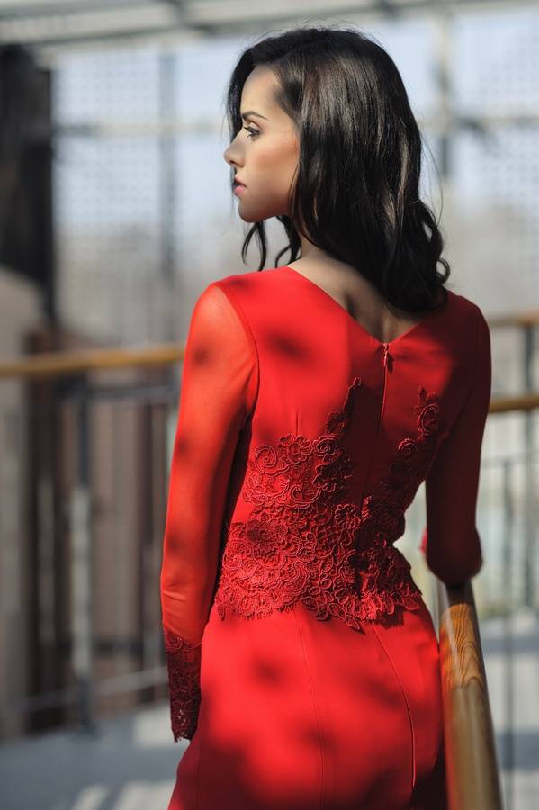 długa suknia czerwona z koronką i rękawami